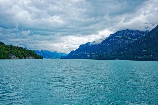 Photo nature of lake brienz and brienzer rothorn mountain at interlaken in canton of bern in switzerland