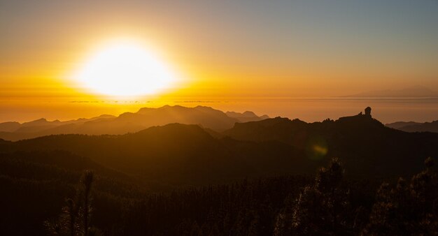 Foto natura e paesaggio delle montagne di gran canaria mirador roque nublo al tramonto e vedute di tenerife