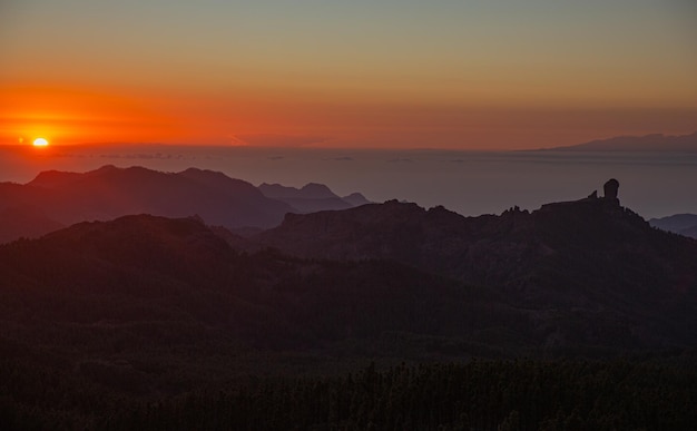 Foto natura e paesaggio delle montagne di gran canaria mirador roque nublo al tramonto e vedute di tenerife