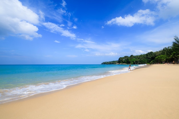 プーケットタイで晴れた日の美しい熱帯のビーチと海の自然の風景の景色