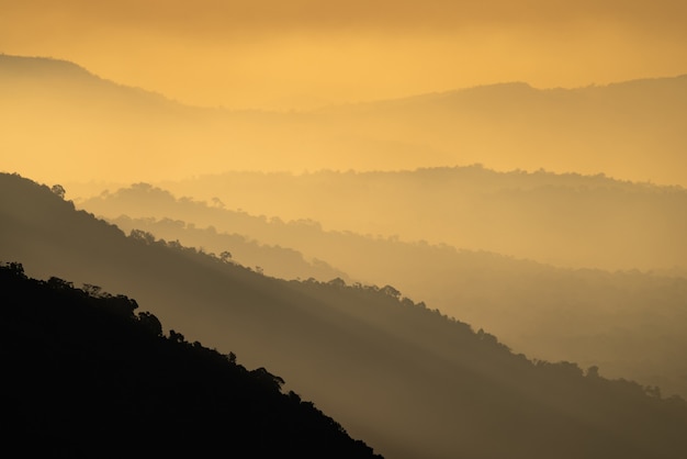 Vista del paesaggio naturale, tramonto di strati di montagna in colore giallo oro, concetto di libertà rilassante utilizzando per spa e terapia di guarigione naturale