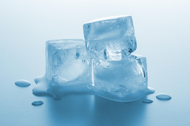 Cubetti di ghiaccio che si sciolgono in natura
