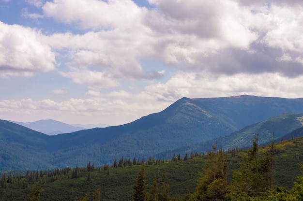 空を背景に自然の山の風景