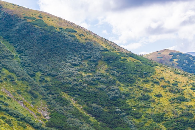 空を背景に自然の山の風景