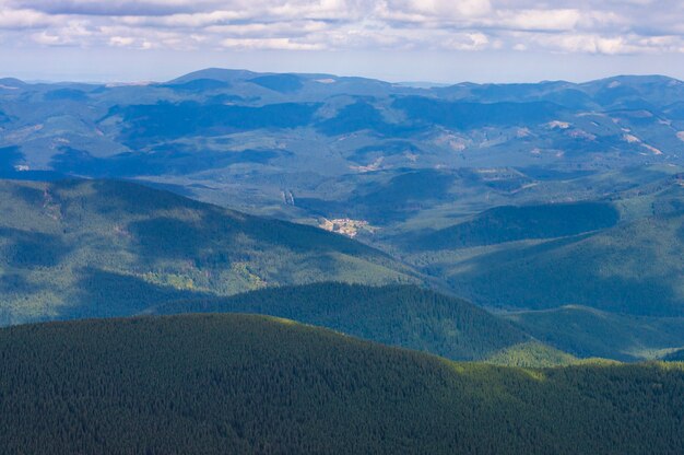 空を背景に自然の山の風景