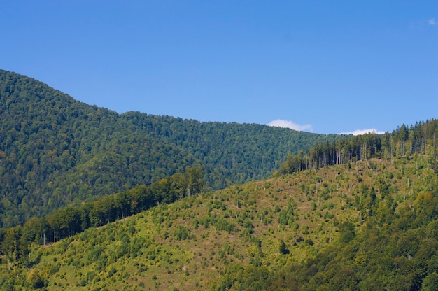 空を背景に自然の山の風景