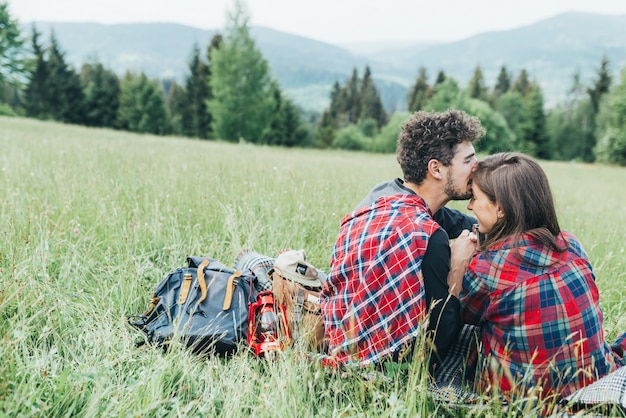 La natura all'aperto uomini ragazza sorridente