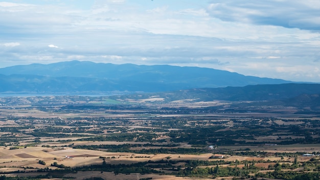 그리스의 자연 풍경, 녹지가있는 들판, 멀리서 보이는 푸른 언덕, 흐린 날씨