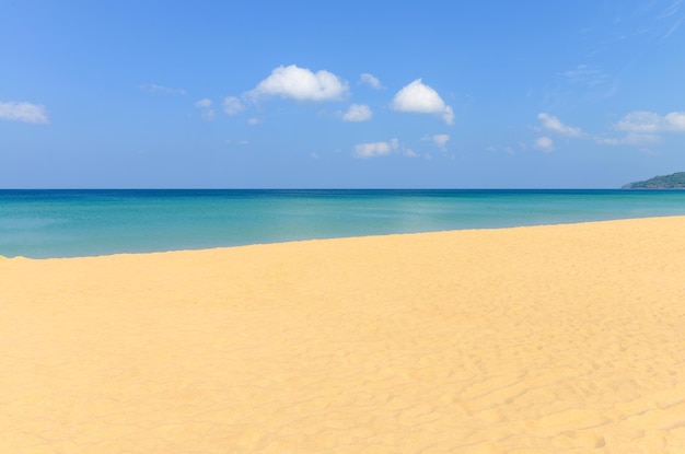 Природа сцена тропический пляж и голубое небо на пляже Карон Пхукет, Таиланд