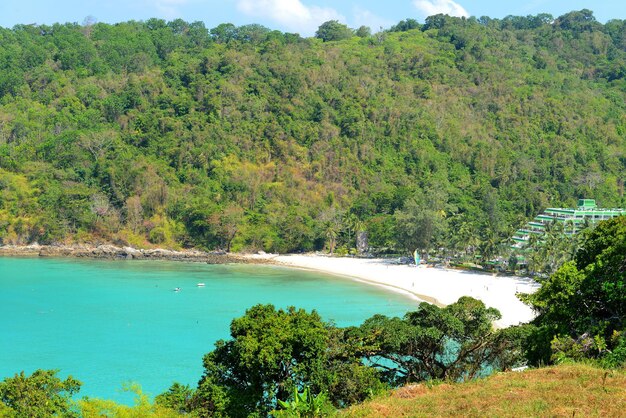 Foto spiaggia tropicale di scena della natura e cielo blu nell'isola di phuket, tailandia