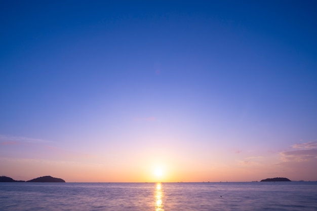 自然の空の夕日または海の上の日の出美しい雲景の風景自然の素晴らしい光風景の背景。