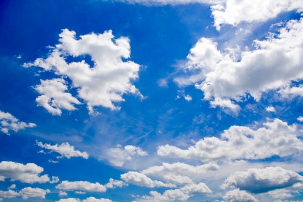 自然の表面。青い空の上の白い雲