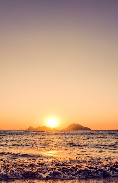 地中海の海岸の海で自然の夕暮れとヴィンテージのビーチホリデーコンセプト夏の夕日...