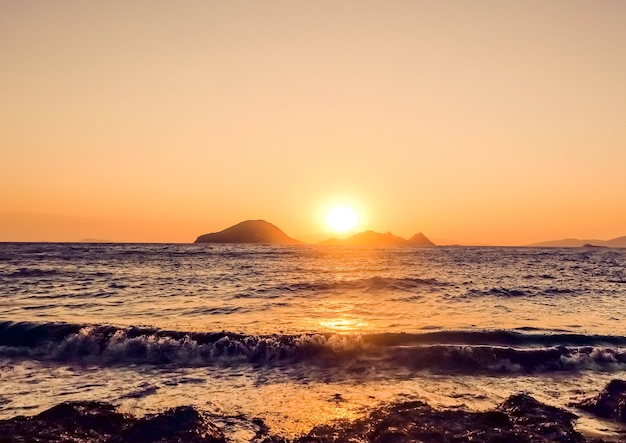 地中海の海岸の海と山の景色で自然の夕暮れとヴィンテージビーチホリデーコンセプト夏の日没