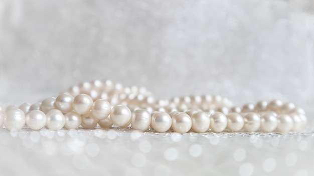 Photo nature white pearl beads on sparkling background