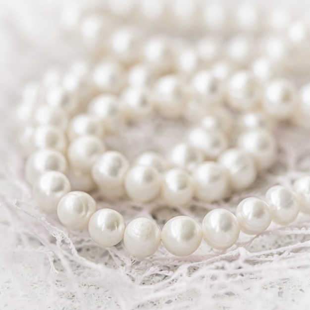 Photo nature white string of pearls in soft focus with highlights