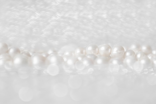 Photo nature white string of pearls on a sparkling background in soft focus with highlights