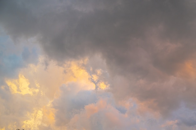 Natuur achtergrond. Dramatische wolken aan de hemel