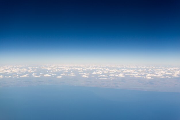 Natuur achtergrond. witte wolken boven de blauwe lucht