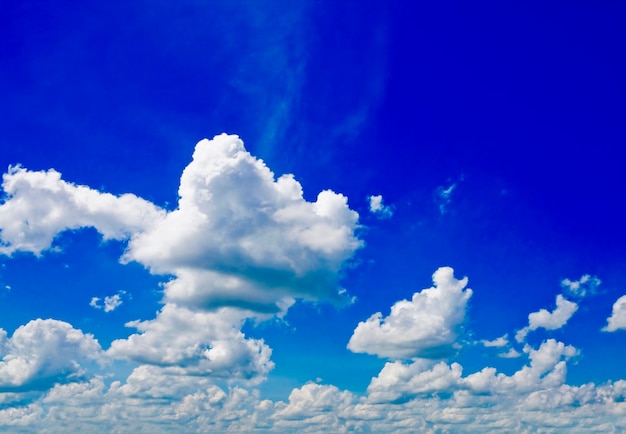 Natuur achtergrond. witte wolken boven de blauwe lucht