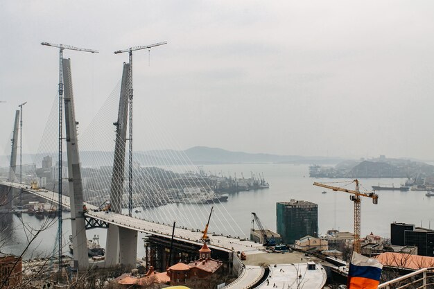 Natuur bezienswaardigheden architectuur en leven van de stad Vladivostok Uitzicht op de stad Brugconstructie