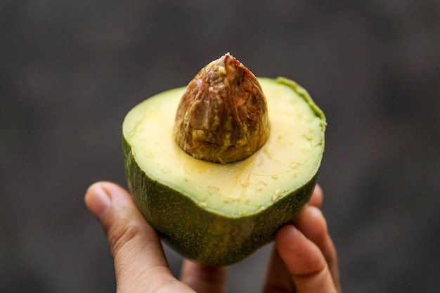 natuur gesneden rijpe hand avocado heerlijk