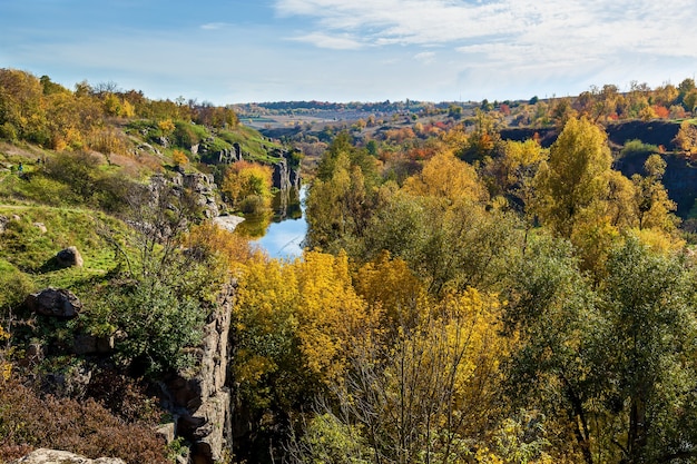 Natuur In de herfst van de Beech Canyon, Oekraïne. Interessante plaatsen en reizen in Oekraïne. De berg Tikich rivier stroomt in Proterozoïcum graniet, waarvan de leeftijd wordt geschat op 2 miljard jaar,