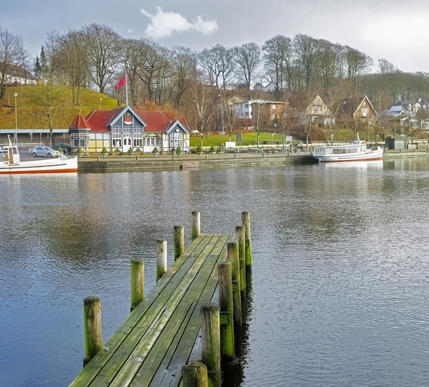 Natuur in Denemarken Een foto van een houten pier en een heel oud veerbootstation in de stad Silkeborg Denemarken