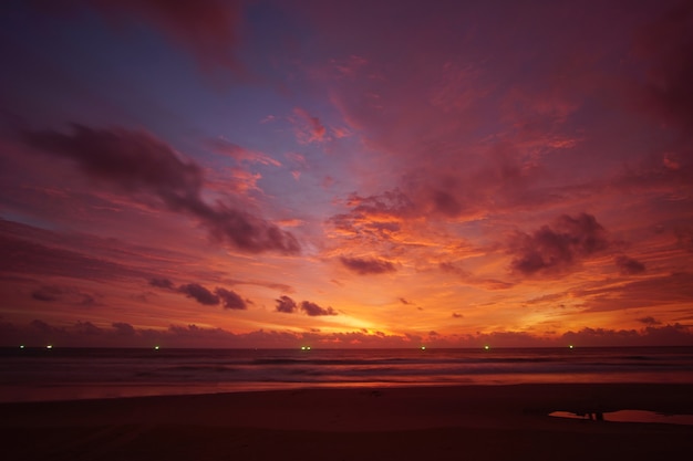 Natuur landschapsmening van strand zee in zonsondergang hemel schemering achtergrond Mooie zonsondergang hemel Natuur a