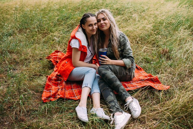 Natuur picknick rust vrouwen vriendschap concept. Wederzijds begrip en nabijheid