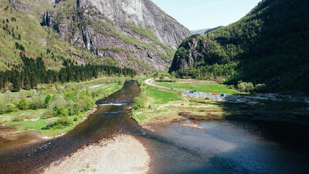 Foto natuur van noorwegen bergen fjord groen gras bomen en bloemen leuke foto voor schermbeveiliging