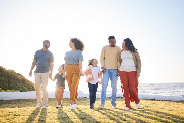 Foto natuur veld wandelen en gelukkig gezin handen vasthouden banden en verbinding met het platteland vakantie wellness en liefde zomer vrijheid en ontspanning kinderen moeder en vader ondersteuning zorg en reis
