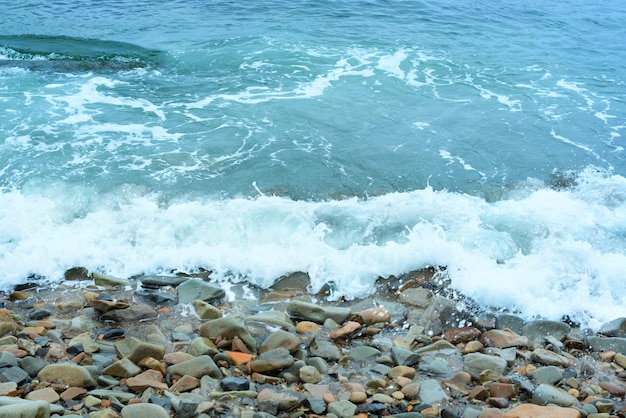 Natuurachtergrond met zeegolven die de kust raken schilderachtig uitzicht op zee tegen bewolkte hemel