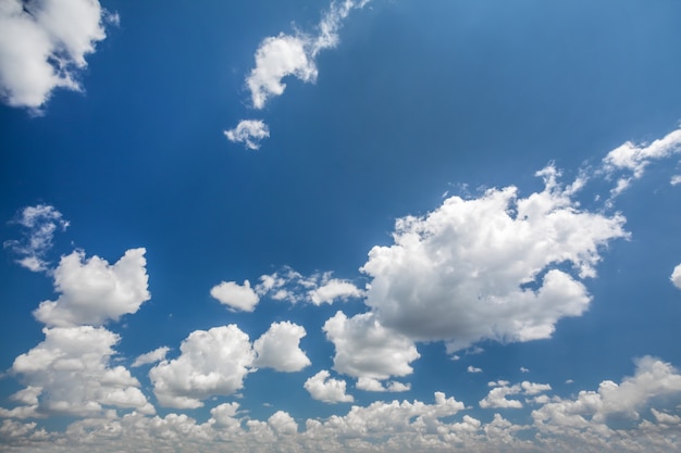 Natuurachtergrond van witte wolken op blauwe lucht