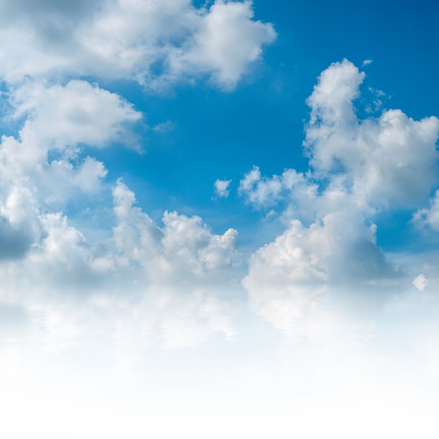 Natuurbehang met wolken in de lucht voor uw ontwerp