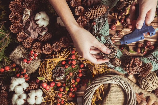 Natuurcomponenten krans - voorbereiding voor het maken van natuurlijke eco-decoraties met kant