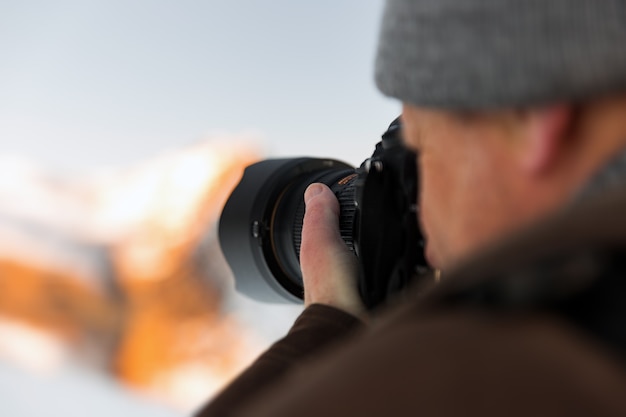 Natuurfotograaf in de winterbergen