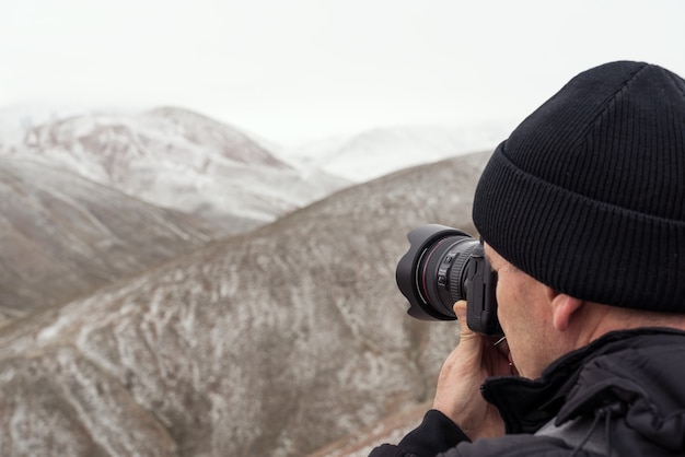 Natuurfotograaf maakt een opname van het landschap