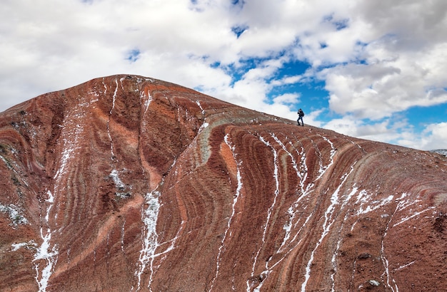 Natuurfotograaf op de bergtop maakt een opname van het landschap