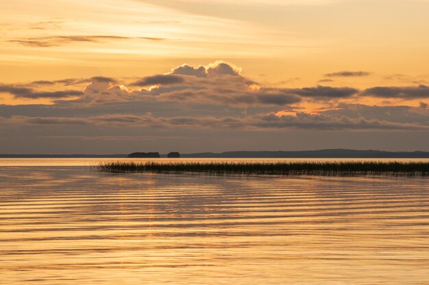 natuurlandschap met een prachtige zonsondergang over het brede noordelijke meer