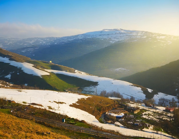 Foto natuurlandschap met heuvels en valleien bedekt met smeltende sneeuw