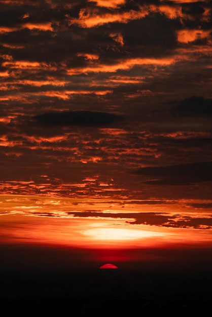 Natuurlandschapsscène zonsondergang over de bergvijand die in openluchtreisconcept de hemelzonsopgang zomer schilderachtig gebruikt