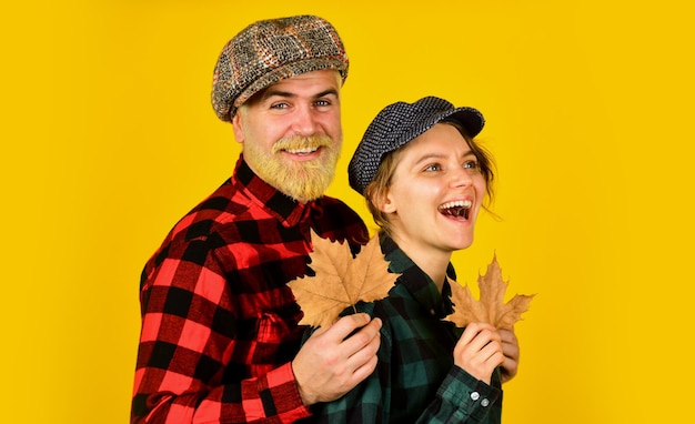 Natuurliefhebbers boer op het platteland verzamelen gevallen bladeren vallen seizoensgebonden concept herfst oogst met boeren happy thanksgiving day retro paar herfstbladeren man en vrouw houden esdoornblad