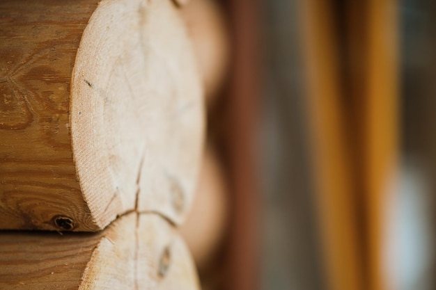 Foto natuurlijk achtergrondpatroon van de blokmuur bouw van huizen van afgerond hout