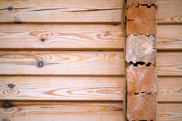 Foto natuurlijk achtergrondpatroon van de blokmuur bouw van huizen van geprofileerd hout