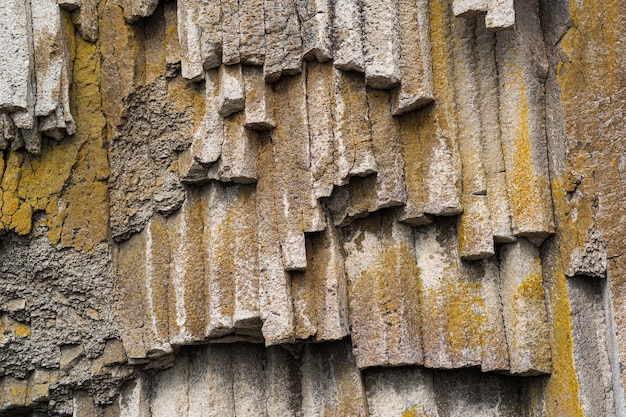 Natuurlijk achtergrondrotsfragment van vulkanische lavakolommen