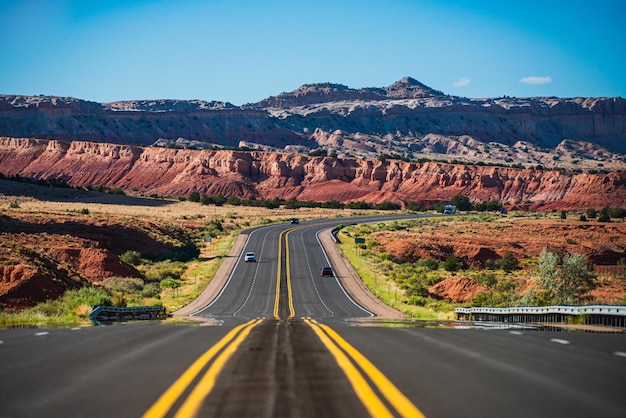 Natuurlijk Amerikaans landschap met asfaltweg naar horizon