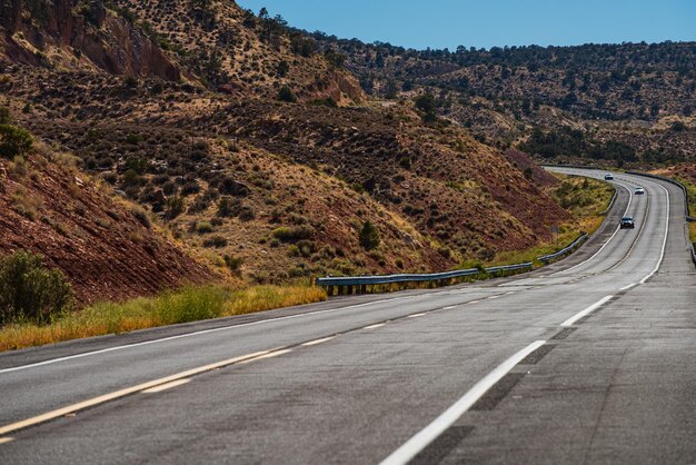 Natuurlijk Amerikaans landschap met asfaltweg naar horizon