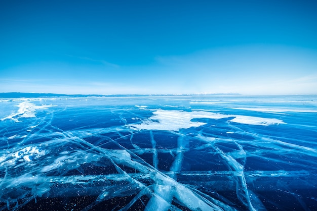 Natuurlijk brekend ijs in bevroren water bij het Baikalmeer, Siberië, Rusland.