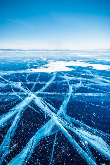 Natuurlijk brekend ijs in bevroren water bij het Baikalmeer, Siberië, Rusland.